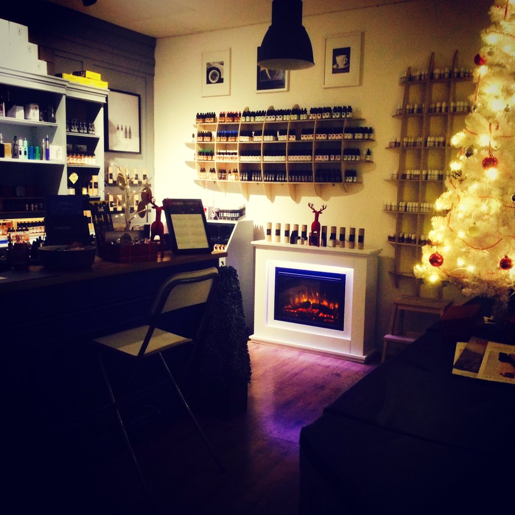 TheVCco's tweet photo. Clean and ready for another day 🎄✨🌃

#vape #retail #Christmas #london https://t.co/H7CGOswaYw