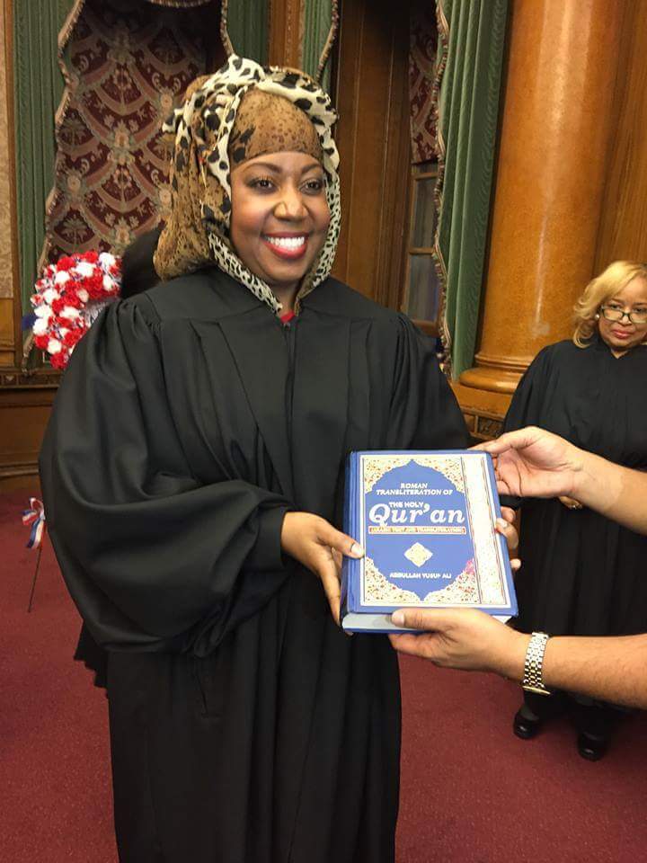 _shireenahmed_'s tweet photo. Carolyn Walker: 1st Muslim Woman Judge in US sworn in with Qu'ran at 7 Municipal District, Brooklyn, NY Dec.10, 2015 https://t.co/3vPW4IU4bA