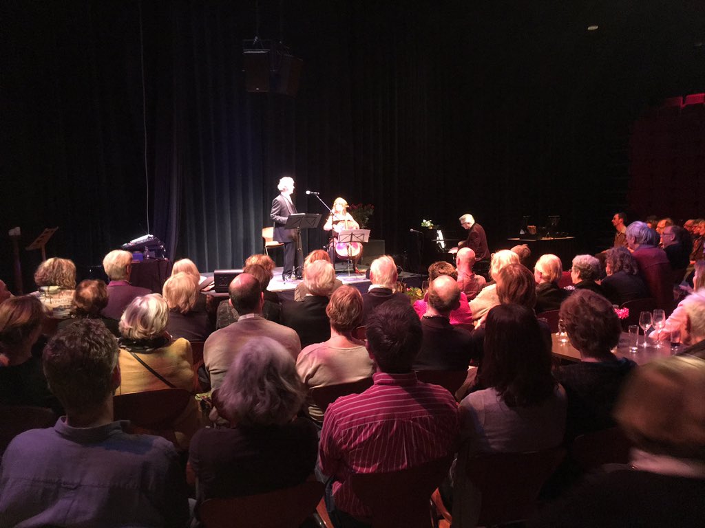brechtdeventer's tweet photo. Theatergroep Flint in Deventer. Brecht Berlijn jaren '30 avond https://t.co/1FwE16TbWq