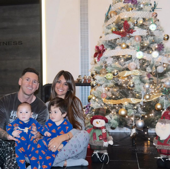 Argentina's tweet photo. [SELECCIONADOS] Linda postal navideña de #Messi junto a su familia: "¡Con mis superhéroes!". https://t.co/Q58r1rZllQ