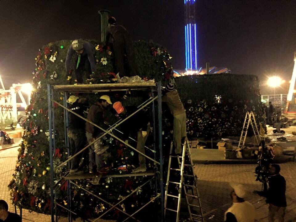MyIraq's tweet photo. اعمال نصب اطول شجرة ميلاد في العاصمة بغداد بطول ٢٠ متر في مدينة العاب الزوراء 🎄

#MyIraq https://t.co/nnS2aY6D1G