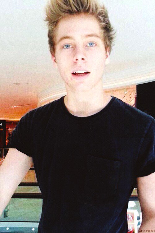 Awkward_Ni's tweet image. His eyes are so damn blue 😍 and damn those pink lips 😍😅😌 #lukehemmings #5sos