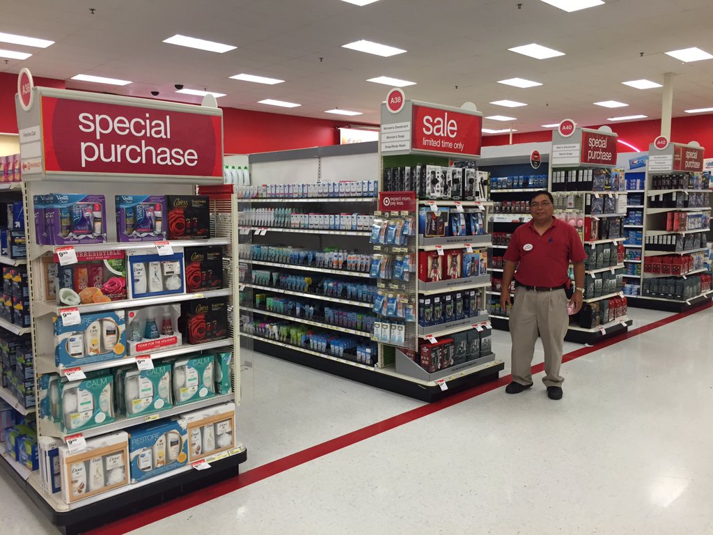 T1025 ready for holidays in all of A-block. Nice job TL John! Store looked great @Patrishrey10! <a href="/GuenetteMelanie/">Melanie Guenette</a>