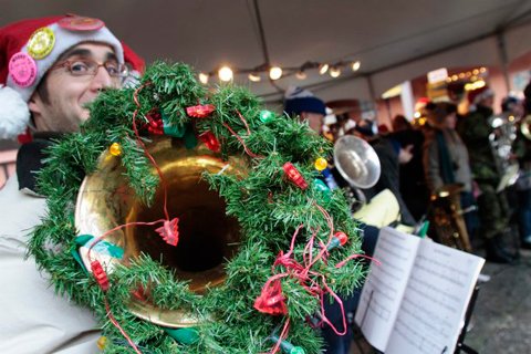 uvic_finearts's tweet image. Holiday fun! #UVic #TubaChristmas returns @MarketSqVic Dec12 &amp;amp; @UVicmusic Dec13 ow.ly/VFZQS #yyjxmas
