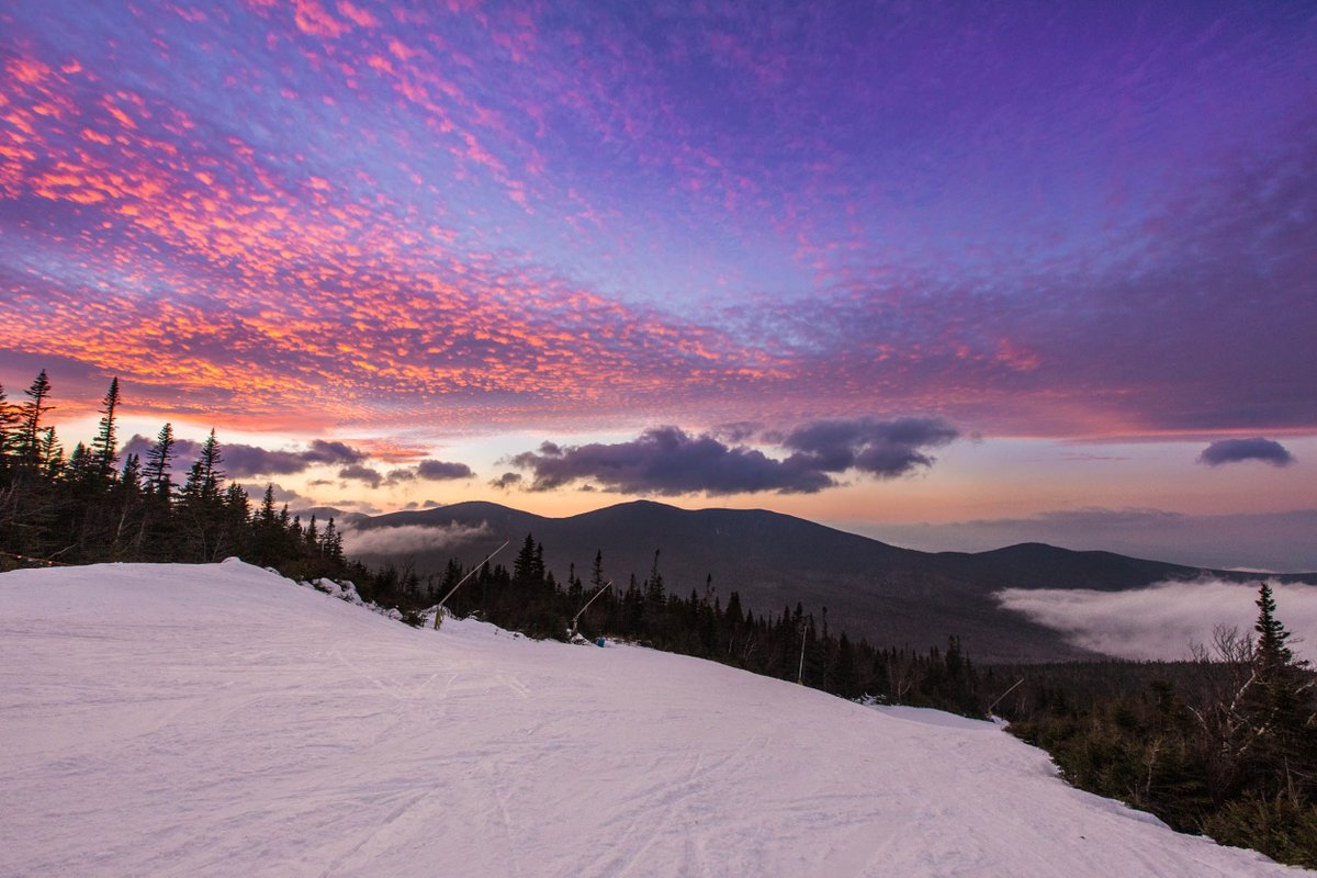 SugarloafMaine's tweet photo. Mother Nature delivered one banger Friday night sunset to get the weekend started. #theloaf #TGIF #MEwx #sunset https://t.co/V3OZjHUdao