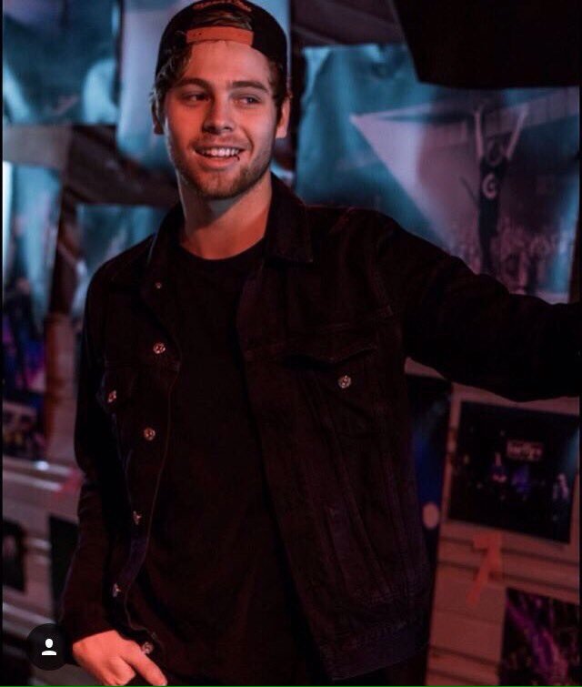 Awkward_Ni's tweet image. Luke went from such a cute and innocent guy to a complete fuckboy....I am never blinking ever again😍😅 #lukehemmings