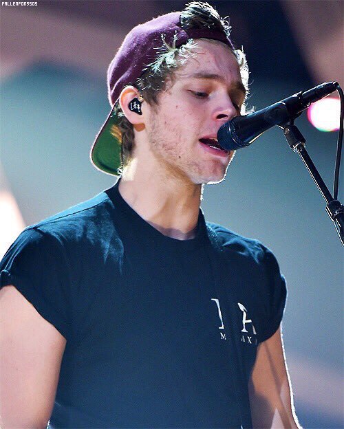 Awkward_Ni's tweet image. Luke went from such a cute and innocent guy to a complete fuckboy....I am never blinking ever again😍😅 #lukehemmings
