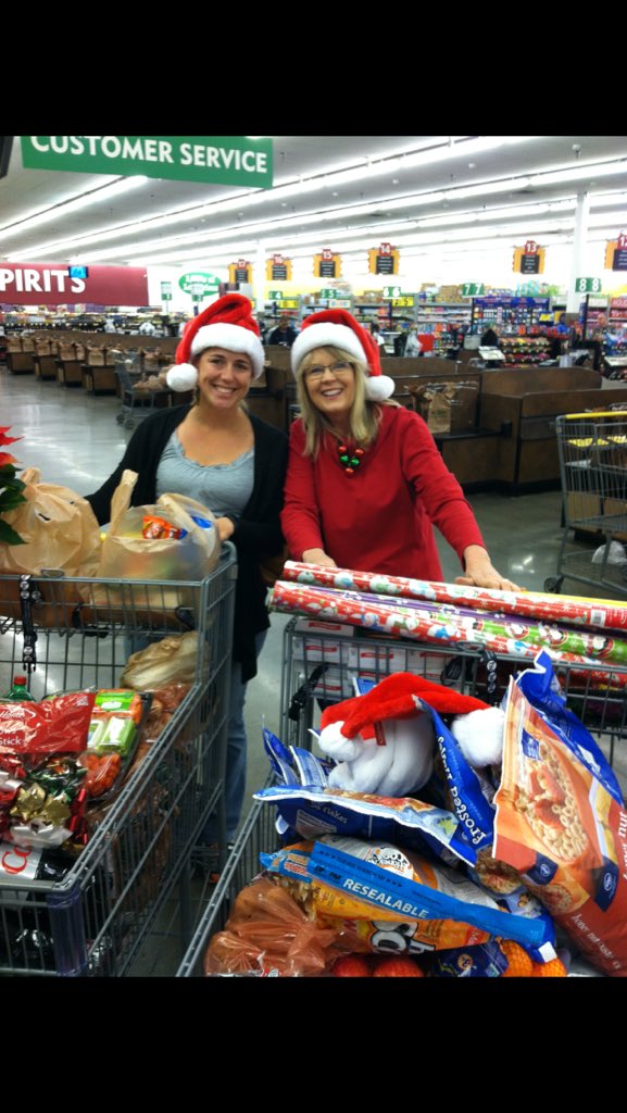 vholseth's tweet photo. All hail Beaumont food and toy shoppers. Melinda and Anna! #beaumont #valuededucators https://t.co/GcoLPGygg1