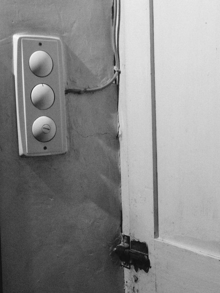 teresabm74's tweet photo. Una tarde en blanco y negro que te lleva al pasado en #Barroman #lamoraña. La vida en la pared. https://t.co/Qg8kOmXQoQ