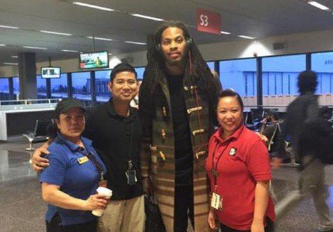brgridiron's tweet photo. Seattle airport employees take photos with Waka Flocka Flame thinking it’s Richard Sherman https://t.co/xTcw8viIu8 https://t.co/zjv38RHEuz