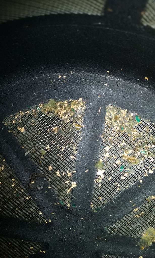 Extracting gold from mobile phone.  extracting metals in stages chemical, electrochemical. electroremediation.com