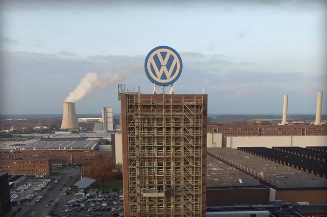 CES's tweet image. #CES2016 Keynoter @VW to debut electric concept car at CES shout.lt/blVRb