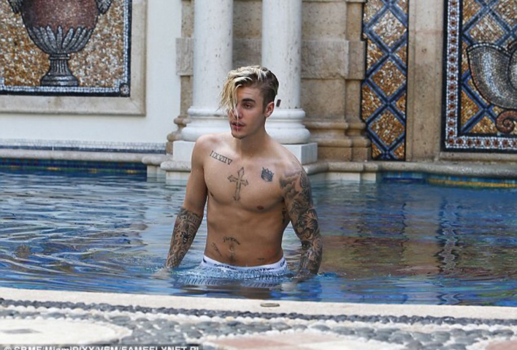 Justin está nadando. 