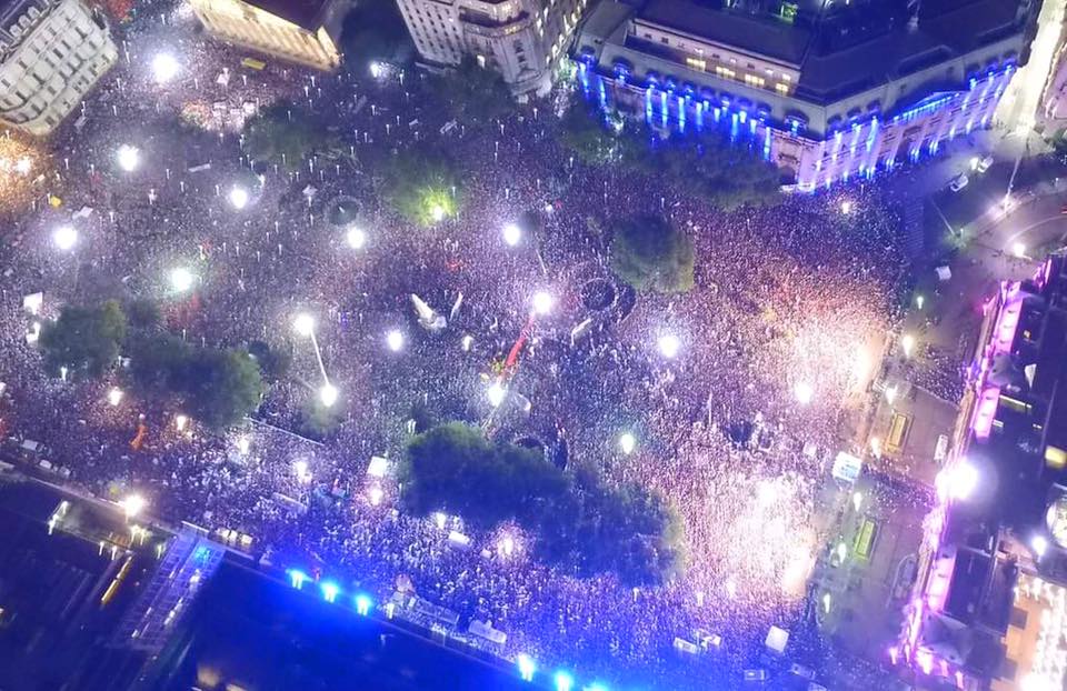 luisbremer's tweet photo. Triste y solitario final.  En voz baja y por la puerta de atrás.  En fin... (ironia) https://t.co/KoncWyJO7O