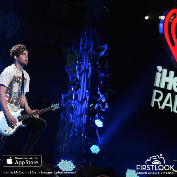 FirstLookLive's tweet image. Luke Bae. #JingleBallPhilly #5SOS getfirstlook.com/card/p3WqX8/ph… @5SOS_Daily