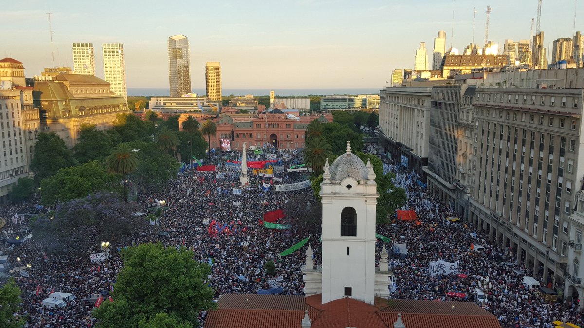 noticiasurbanas's tweet photo. Cristina Fernández de Kirchner se despidió rodeada de una multitud en Plaza de Mayo >>  https://t.co/RHCP9L5sDj https://t.co/DnzW1LK16z