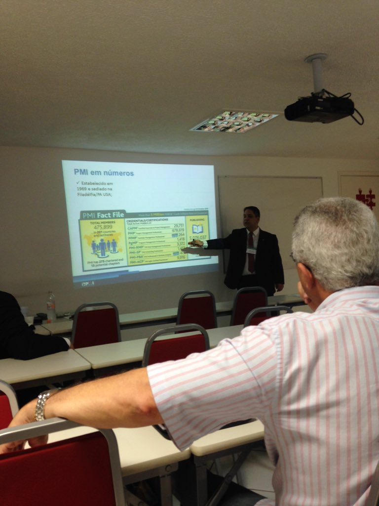 Karen_Smits's tweet photo. @UrbanoAlex da palestra sobre os desafios em Brasil para os gerentes de projetos no #PMPday da @projectlab_pmi https://t.co/SzQVGCku4U
