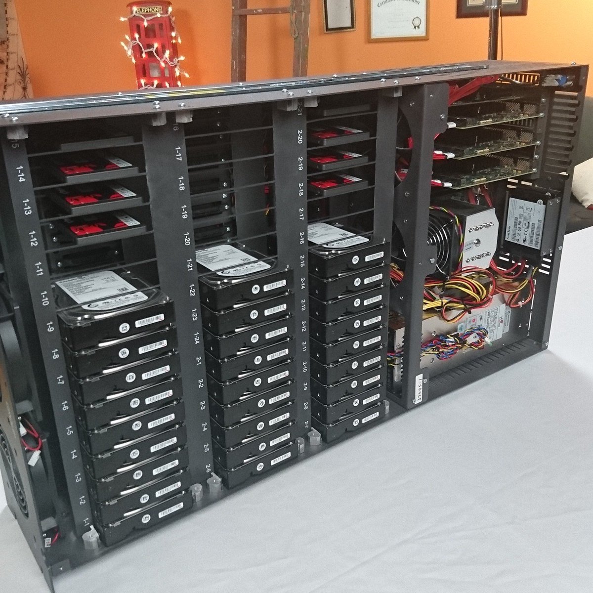 Linus Tech Tips Twitterissä: "Here's a better look at the and (now with SSD cache) Vault @kingstontech @Seagate https://t.co/BFlfzcdcsG" Twitter
