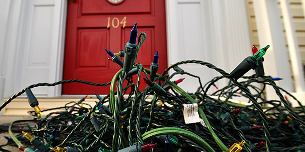 Safely light up your #home during the #holidays with these tips: bit.ly/hlt_HolidayLig…