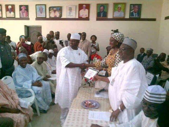 AMTanimu's tweet photo. Kogi State Governor Elect, Yahaya Bello of @APCNigeria receives Certificate of return from INEC. https://t.co/EoQzwKOxdx