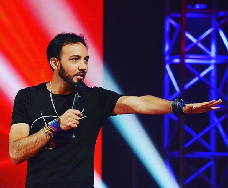 eljackoficial's tweet photo. Comedia en vivo en #LaVozEcuador con El Jack. @LaVozEcOficial FOTO @andysan1983 #actor #comedy #StandUp #livecomedy https://t.co/4LZvL9UdQu