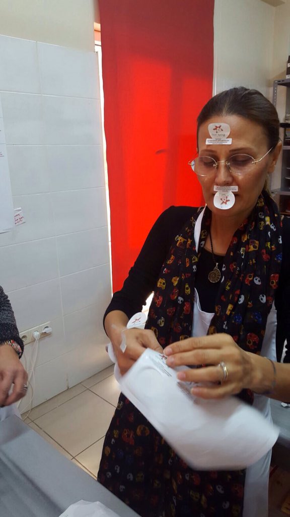 DuslerMutfagiDM's tweet photo. Gönüllülerimizle beraber kurabiye siparişlerimizi hazırlamaya devam ediyoruz!🍪 #gönlünüzesağlık 💫 #duslermutfagi https://t.co/77w7pRiCnN