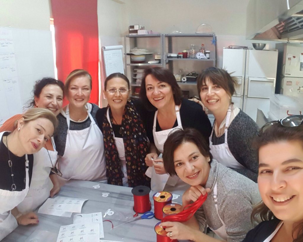 Gönüllülerimizle beraber kurabiye siparişlerimizi hazırlamaya devam ediyoruz!🍪 #gönlünüzesağlık 💫 #duslermutfagi