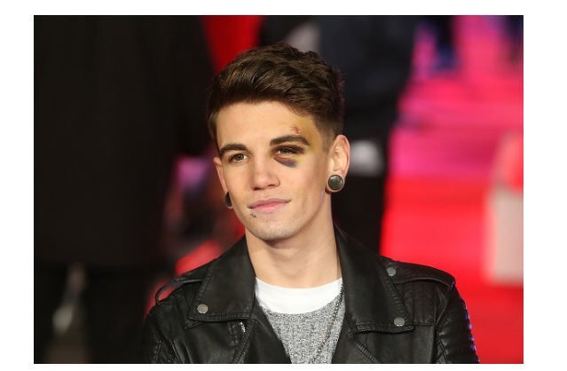 JustJakeSims's tweet photo. Jake tonight still looking hot with that black eye😻😻 https://t.co/lNuBZqBaFz