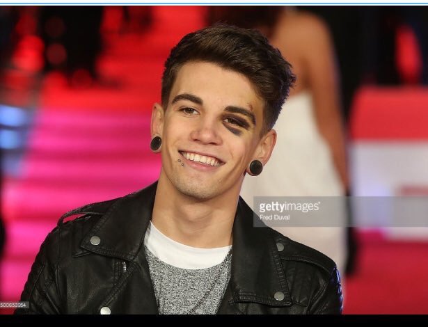 JustJakeSims's tweet photo. Jake tonight still looking hot with that black eye😻😻 https://t.co/lNuBZqBaFz