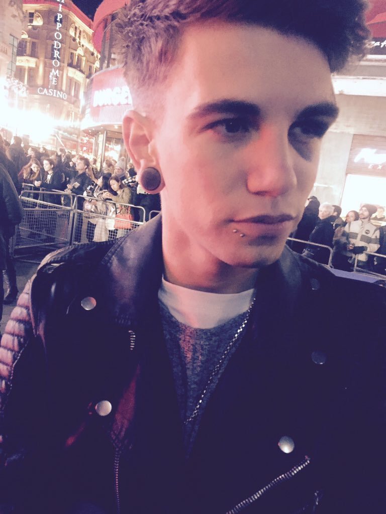 JustJakeSims's tweet photo. Jake tonight still looking hot with that black eye😻😻 https://t.co/lNuBZqBaFz