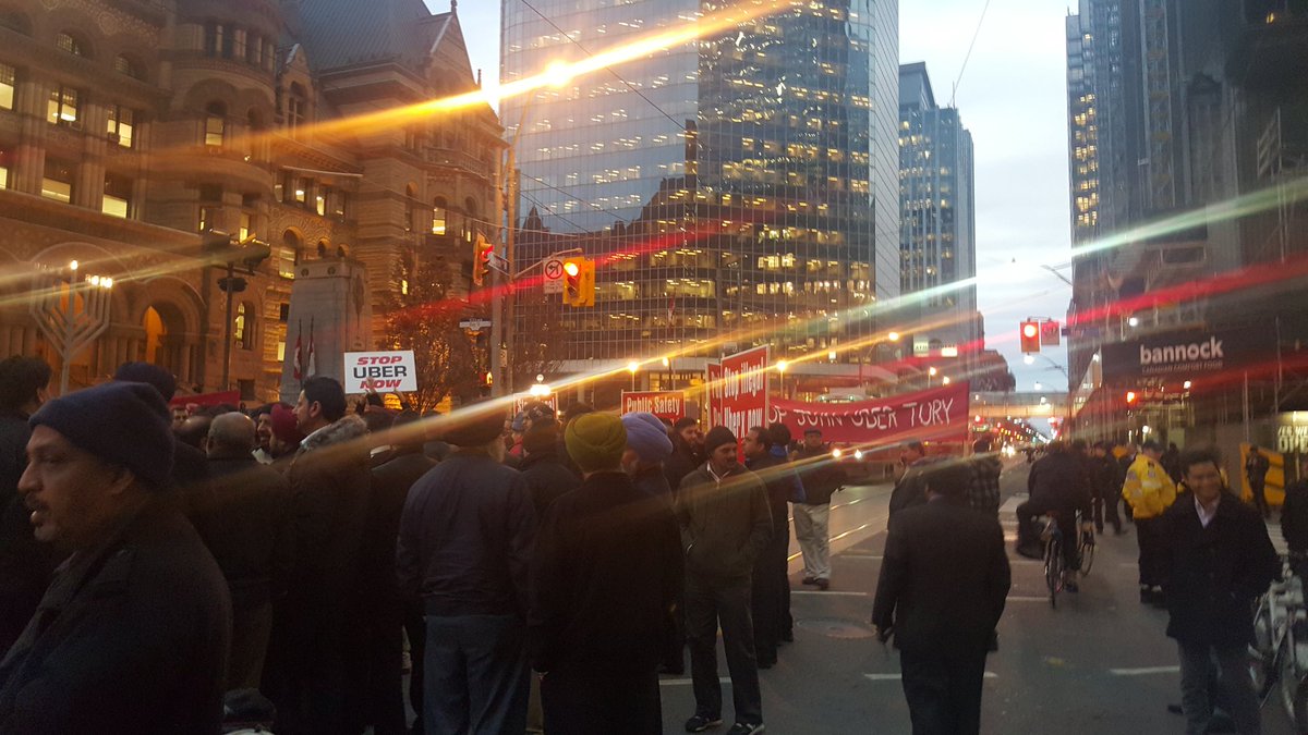 phanmac's tweet image. #torontotaxi #Uber #uberprotest #Toronto taxi drivers protesting against Uber