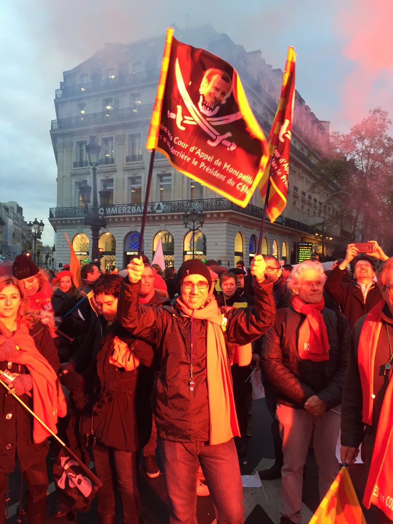 IsaMerle's tweet photo. .@EmmanuelMacron #notariat #unanaprestoujoursdebout #ASPN #nonbercy https://t.co/7pQfJJprbD