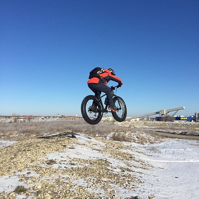 specialized_ca's tweet photo. Wayne Bishop - makin' that Fatboy fly. @waynebishop1 
#bigtimeriding #specializedfatboy #i… https://t.co/M5kmDFSOIt https://t.co/RPrg3nEqMr