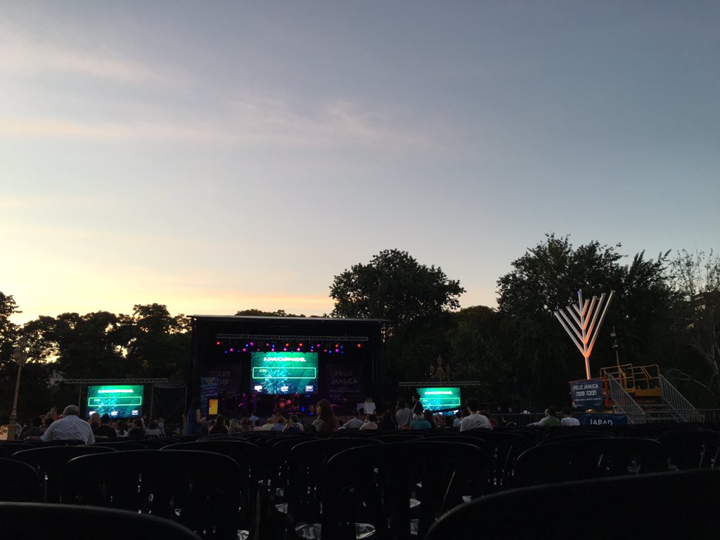 Ya estamos juntos frente al candelabro de Januca para vivir un #JANUCAenHAKHEL hermoso!! Los esperamos