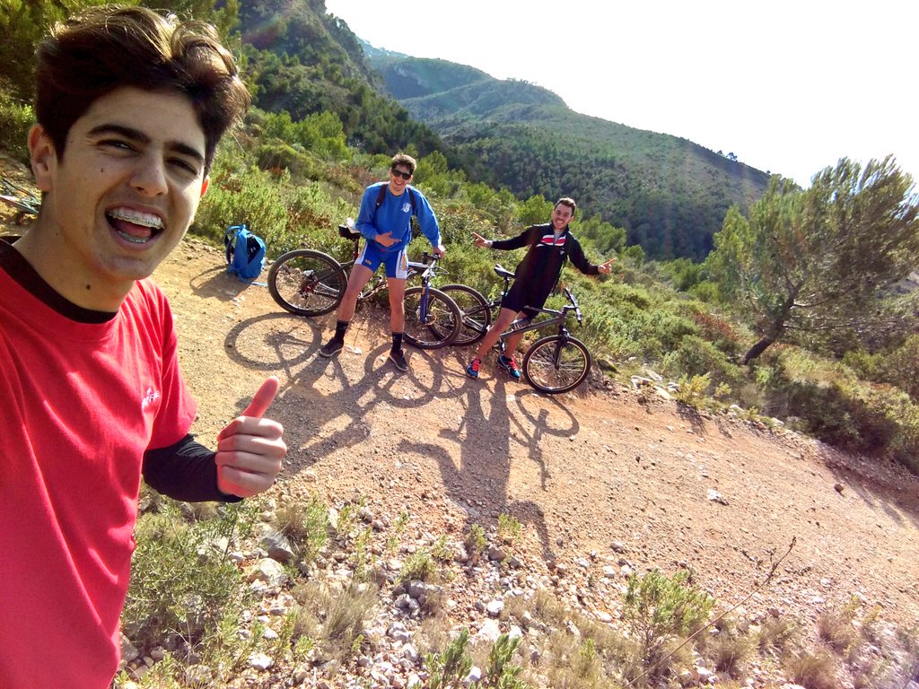 BennasarCarlos's tweet photo. #NaBurguesa con @danireyness #Borja . Junto una buena compañia 🚴�� https://t.co/4G4n1wHbUP