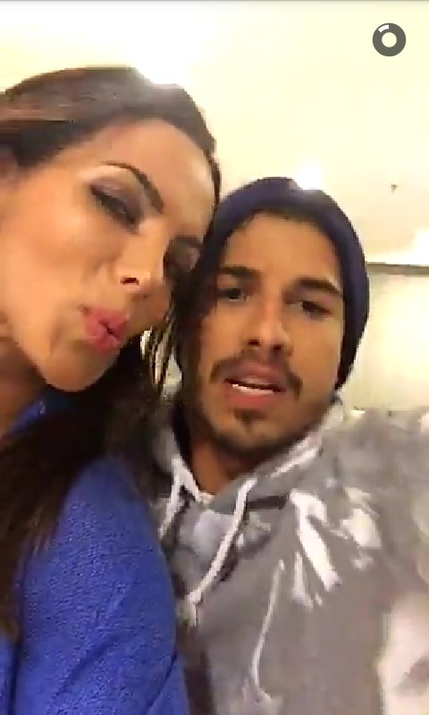 InfosCarlaP's tweet photo. Douglas pedindo pra Carla ganhar o prêmio extra -via Snapchat 
Lembrando: votem! https://t.co/fgndDyXwMb