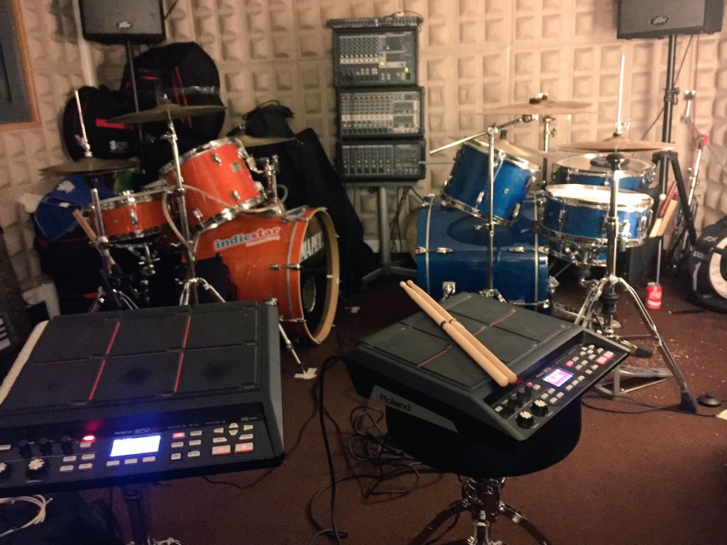 ninoburbujaband's tweet photo. Doble Rolandeo!! New album coming soon!! #synthpop #disco #EFNE #Roland #spdsx https://t.co/3GuEZb0ylc