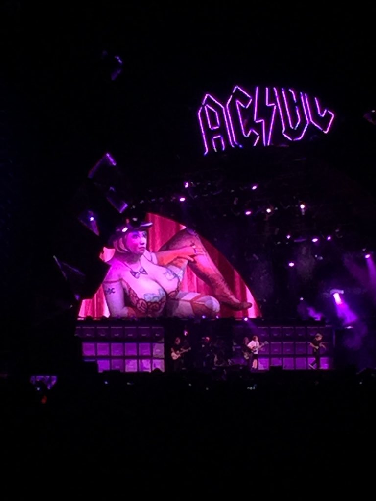 fifirobinsonFMA's tweet photo. Loving it at acdc tonight 👌🤘🏻🤘🏻 https://t.co/WykuTV4XtQ