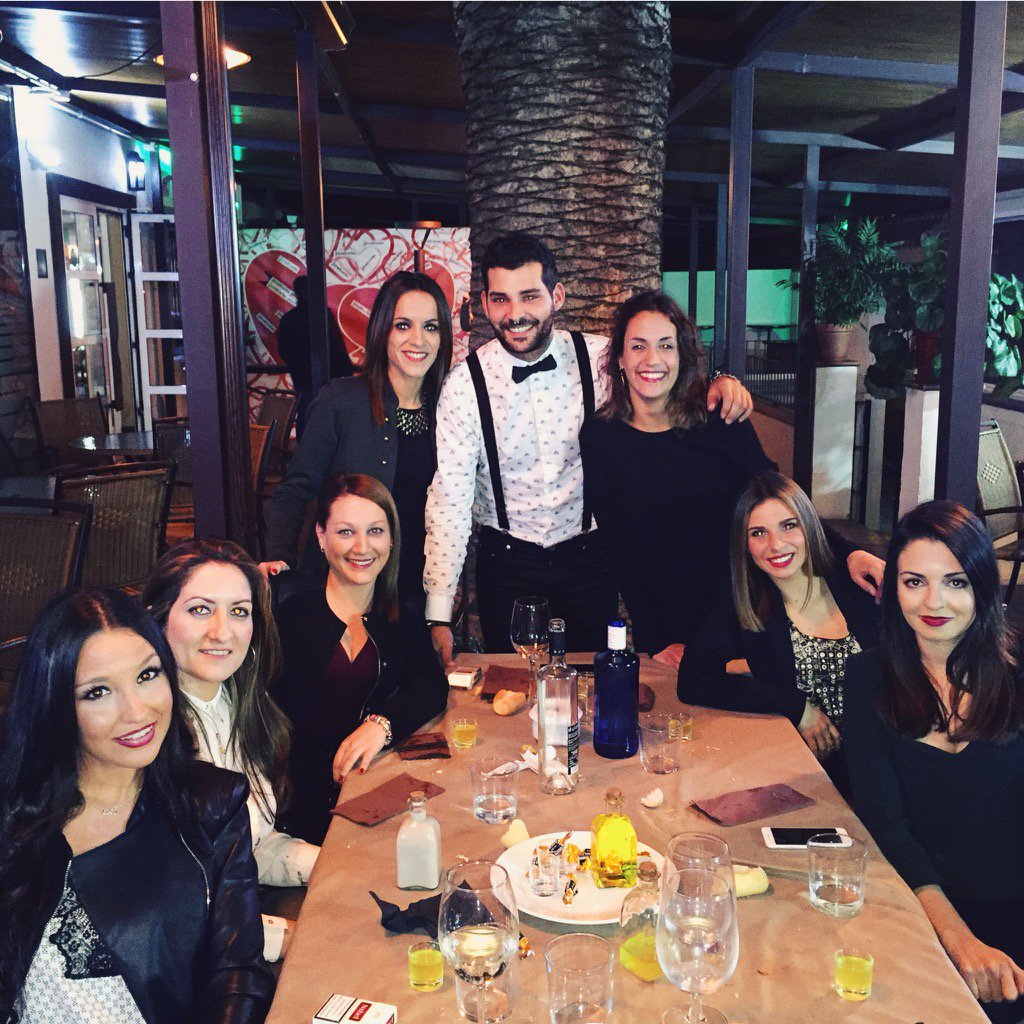 Cintiamp1990's tweet photo. Empezando la noche!!!! CENA FAMILIA PULL❤️💃🏼 #pull  #sonriequelavidavuela @SoNiaFer_ @Danipull @saparrasa https://t.co/gvWSzkwguk