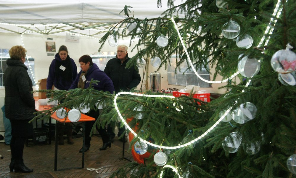 ovkaz's tweet photo. Vanaf do.17 dec. kunt u op het terras van @BakkervanMaanen een bal kopen en zo Vereniging Katwijkse Ziekte steunen. https://t.co/0XLmPHRGty