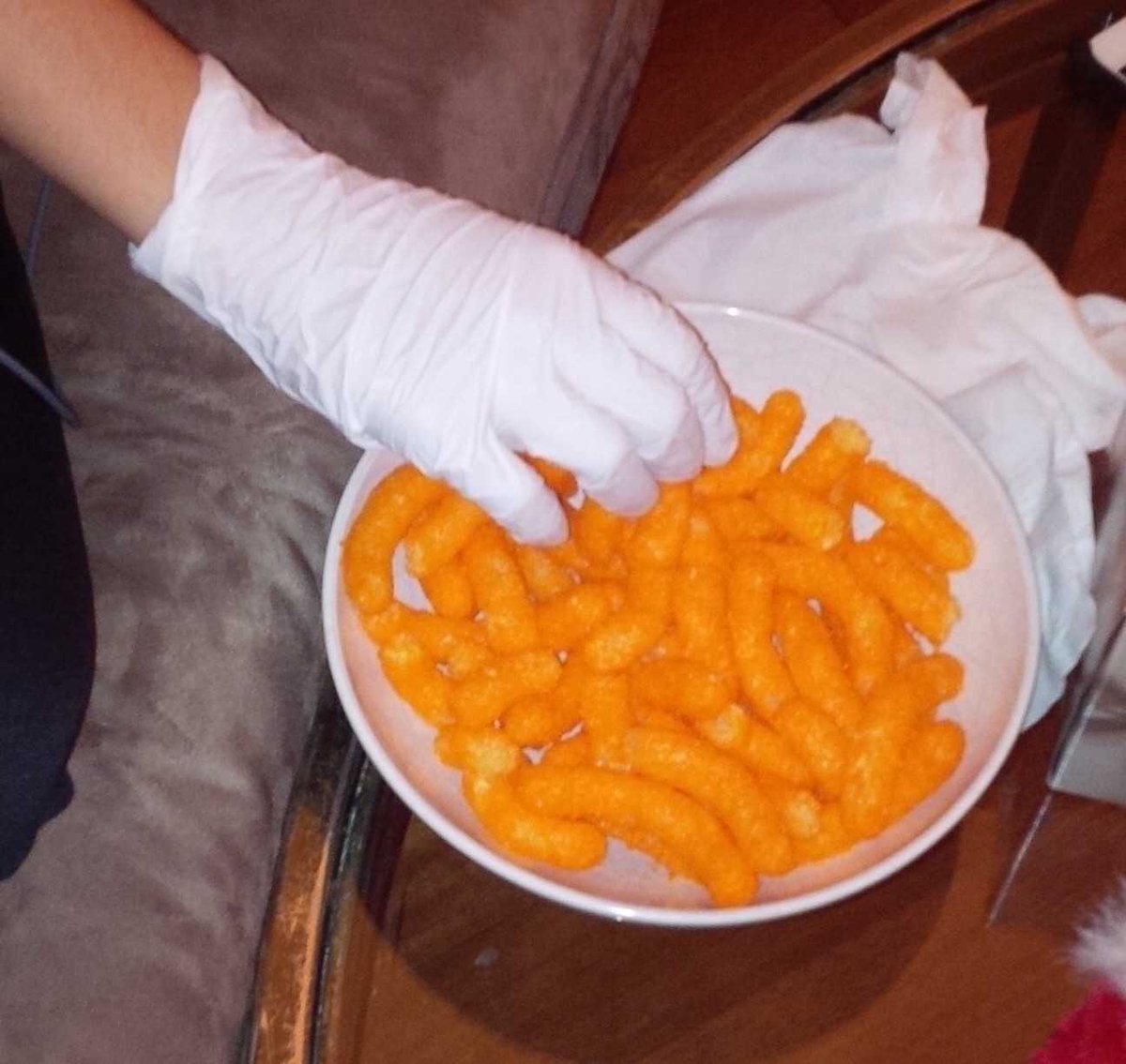 Renaudc67's tweet photo. My son solves the scourge of orange fingers by wearing latex gloves when snacking...
#cheezies 😀 https://t.co/FMDaLeSYQw
