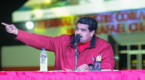 DiarioTalCual's tweet photo. PICADÍSIMO. Maduro reprocha que regaló viviendas, taxis y tabletas y no recibió el apoyo https://t.co/TcJFvooJUv https://t.co/rjP0kDXu8f