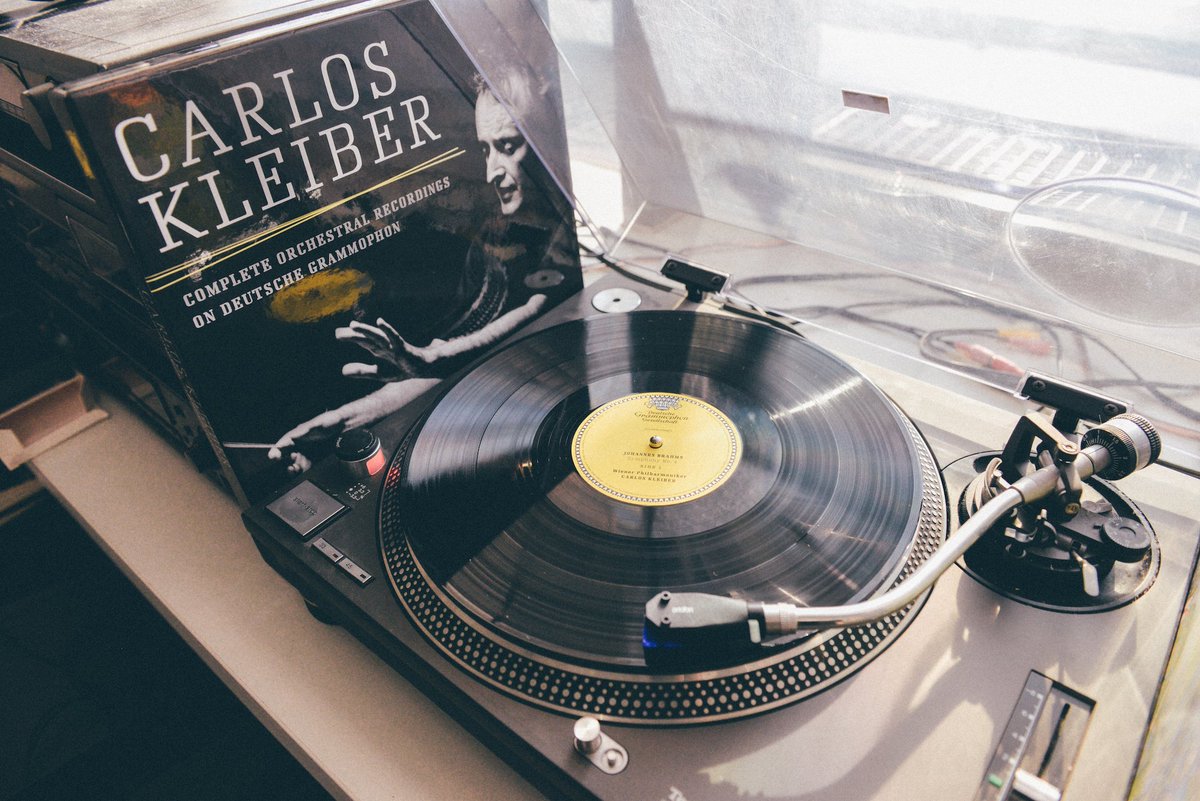 What about putting #CarlosKleiber 's deluxe 4-LP set under the Christmas tree? Explore here: bit.ly/KleiberVinyl