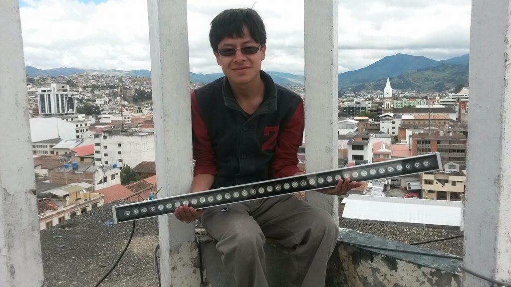 AndruLen's tweet photo. Instalación del nuevo sistema de iluminación y sonorización de San Sebastián por el equipo técnico de @Semaxs_ #Loja https://t.co/tlOstCqaSJ