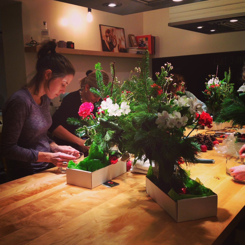 FolleFourchette's tweet photo. On conçoit des superbes centres de table pour Noël! Merci @fleurconcept et @HuitJuinMaison pour cette collaboration! https://t.co/NiCCqxQWnN