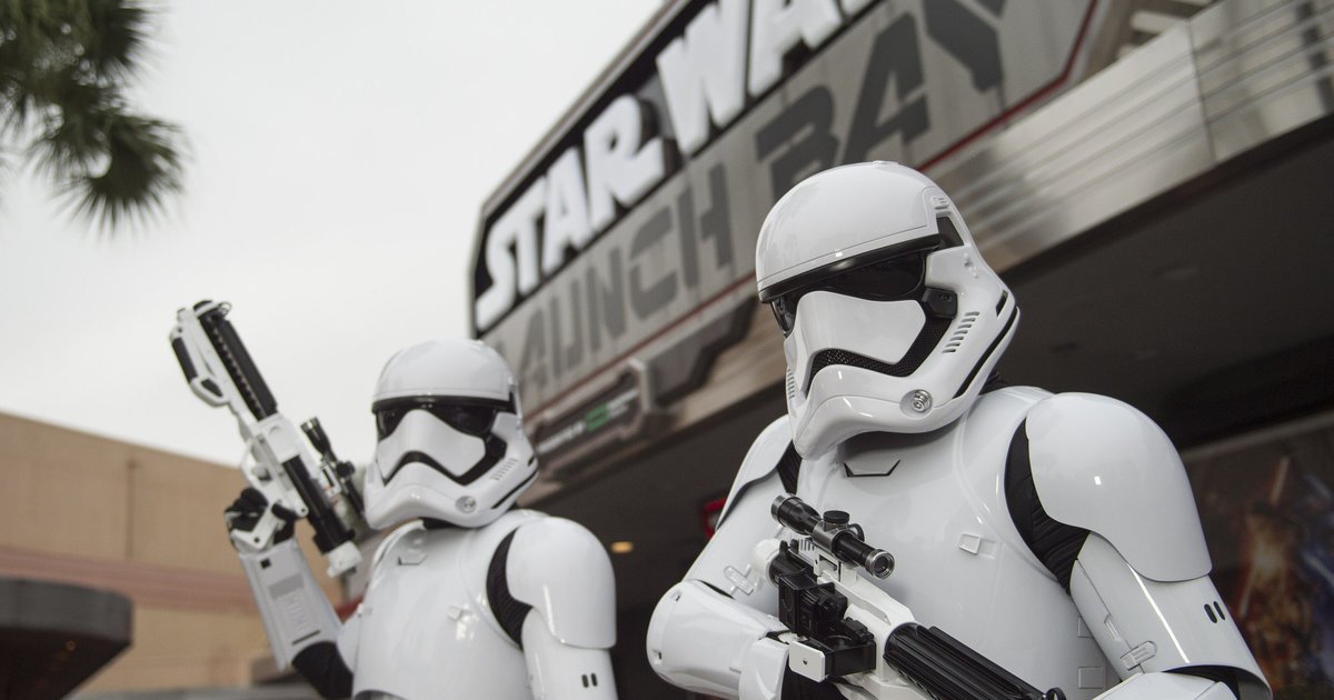 HuffPost's tweet photo. People have been camping outside for 10 days to see "Star Wars: The Force Awakens" https://t.co/GQbTBthIYN https://t.co/er7asLe8uC