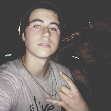 tiradoq's tweet photo. Nash's layout / Christmas 💫 @Nashgrier https://t.co/DuZY7JxDXP