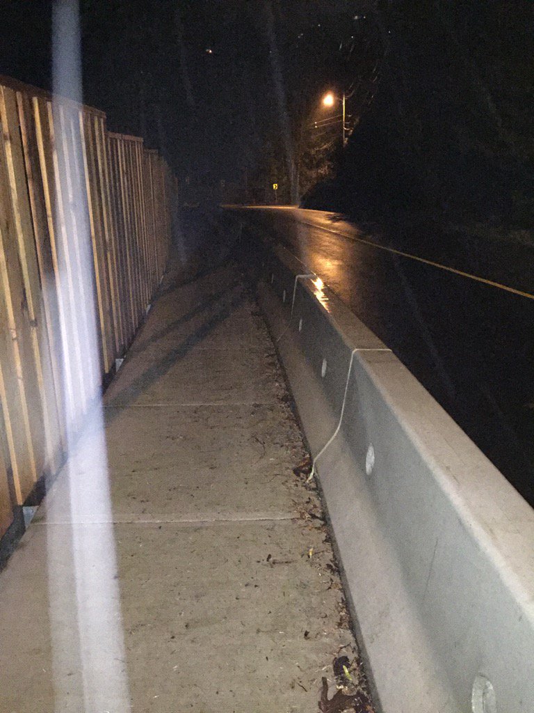 EaHa_Westvan's tweet photo. @WestVanDistrict Marine Drive needs more of this. Pedestrians at risk by simply walking from #250Bus  #westvancouver https://t.co/E7gM0EEUY4