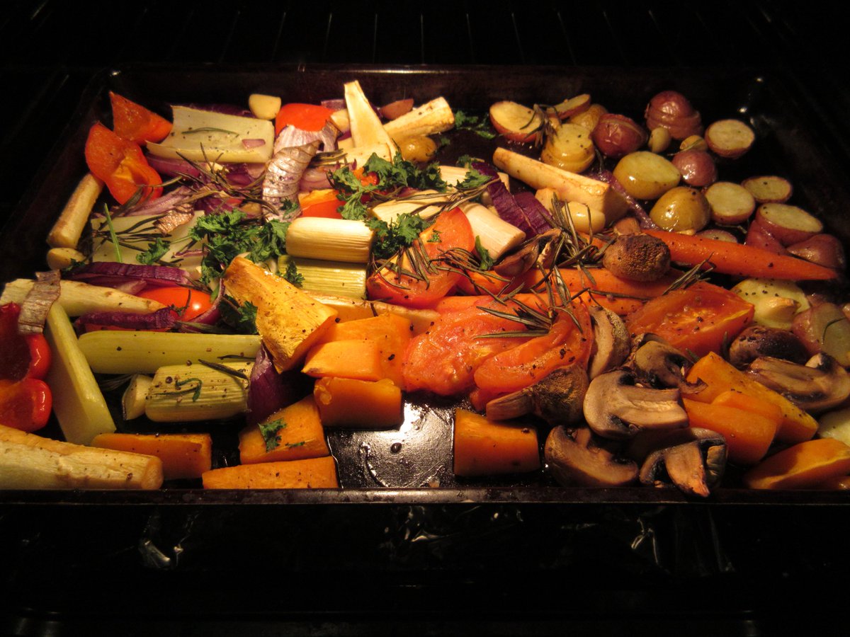 MushypeaJane's tweet image. @KathyBuckworth #PCPointer #indulge I love roasting veg with herbs &amp;amp; garlic easy for big crowd @theDIYdreamer