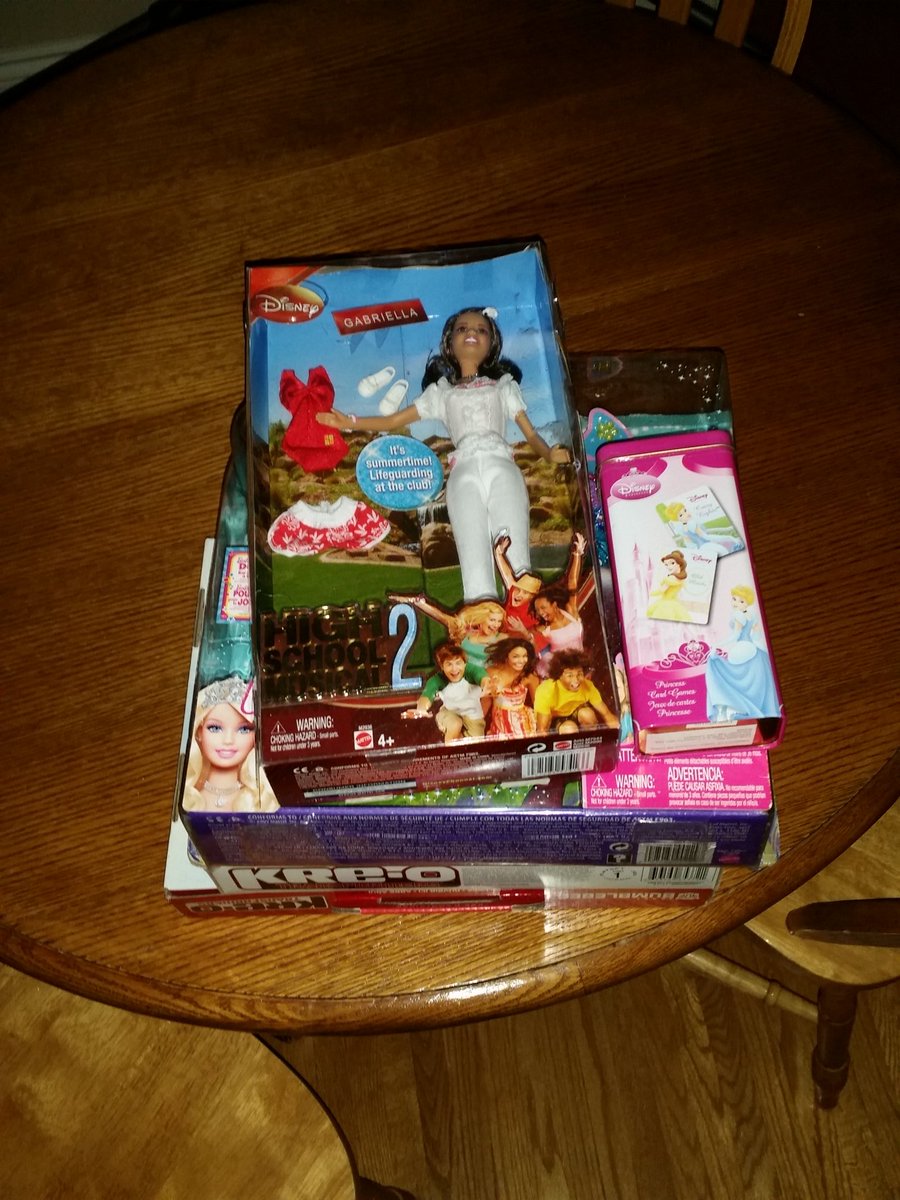 shenac1's tweet image. @KathyBuckworth donate toys to Toy Mountain #PCPointer